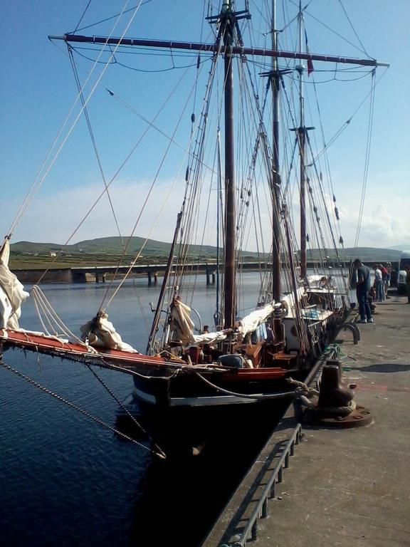 The Ferry Boat Hotel Portmagee Eksteriør billede